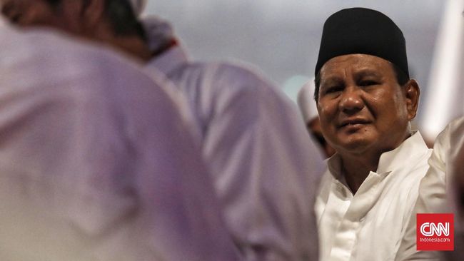 Prabowo-Sandi Subuh Berjamaah Bareng Pendukung di GBK