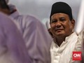 Prabowo-Sandi Subuh Berjamaah Bareng Pendukung di GBK