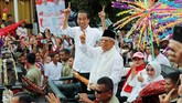 Jokowi dan Ma'ruf Amin tampak kompak mengacungkan jari telunjuk atau satu, sesuai dengan nomor urut mereka. (REUTERS/Willy Kurniawan).