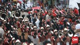 Warga tampak berdesak-desakan melihat dari dekat Jokowi-Ma'ruf yang diiringi karnaval sebelum kampanye terbuka. (CNN Indonesia/Andry Novelino).