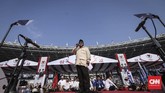 Yang ditunggu-tunggu akhirnya tiba. Capres nomor urut 02 Prabowo Subianto melakukan orasinya sekitar pukul delapan pagi. (CNN Indonesia/Hesti Rika)