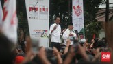 Joko Widodo-Ma'ruf Amin menyempatkan diri berdoa bersama dengan pada pendukung di panggung akhir dari acara Pawai Karnaval Bersatu di Kota Tangerang. (CNN Indonesia/Andry Novelino).