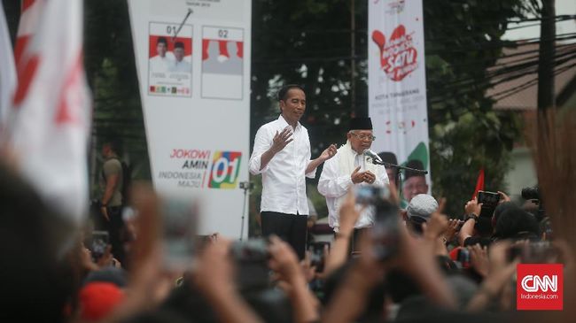 Jokowi Pakai Sapu Alumni PL Bersihkan Hoaks hingga Korupsi