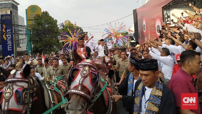 Kompak Putih-putih, Jokowi-Ma'ruf Diarak Kereta Kencana Solo