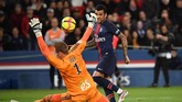 Dani Alves dan kawan-kawan berjuang keras untuk bisa mencetak gol penyama kedudukan. (Photo by FRANCK FIFE / AFP)