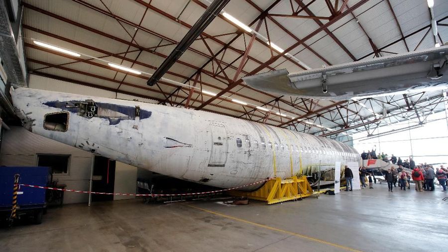 Museum Dornier Jerman ramai oleh wisatawan di mana pesawat boeing 737-200 terparkir di dalam museum tersebut.