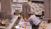 Mereka mendoakan para leluhur dengan konsep kehidupan setelah kematian yang dipercaya di China, serta meneruskan kenangan kepada kerabat yang masih hidup. (Photo by Anthony WALLACE / AFP)
