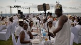 “Busana serba putih, nuansanya, sampanye, dan sparkles, saya suka itu,” kata Kay Barnes, turis yang terbang dari Florida untuk menghadiri makan malam di Kuba. (YAMIL LAGE / AFP)
