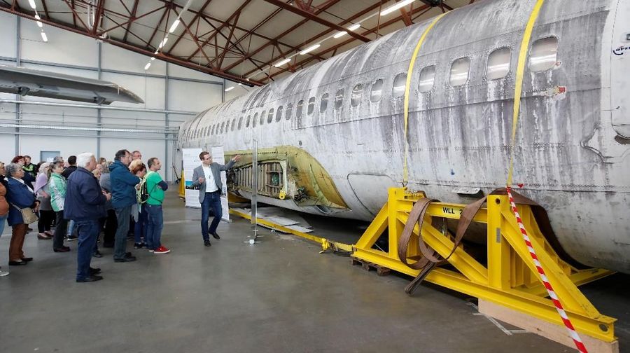 Museum Dornier Jerman ramai oleh wisatawan di mana pesawat boeing 737-200 terparkir di dalam museum tersebut.