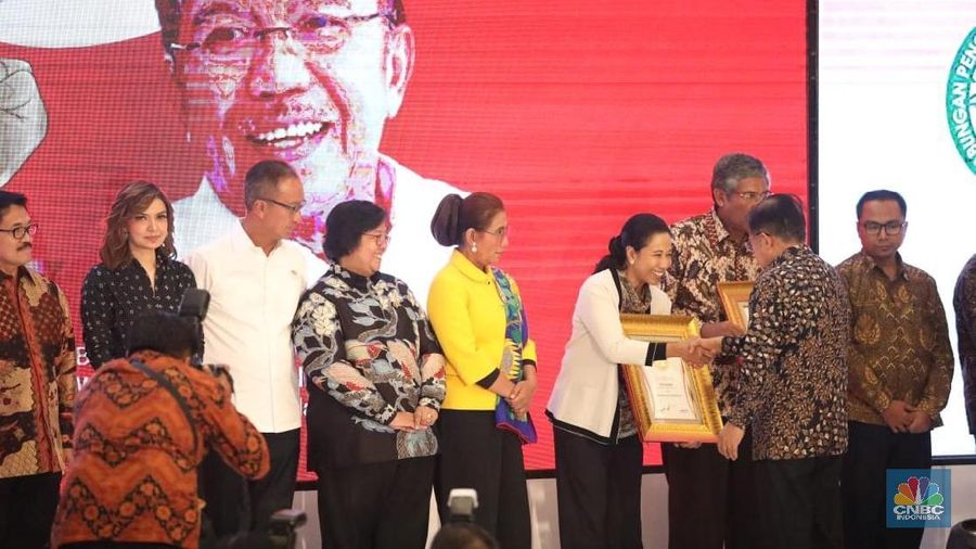 Chairman CT Corp Chairul Tanjung menerima penghargaan sebagai Tokoh Pers Visioner dalam acara 