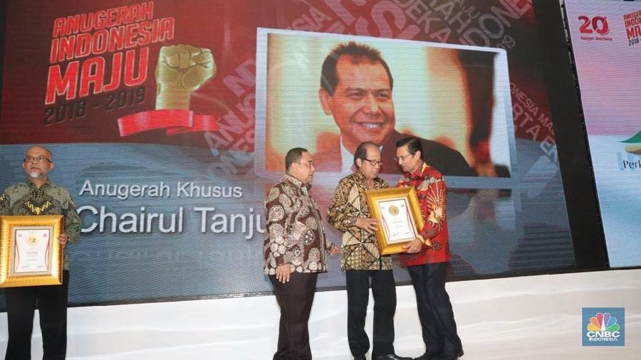 Chairman CT Corp Chairul Tanjung menerima penghargaan sebagai Tokoh Pers Visioner dalam acara 