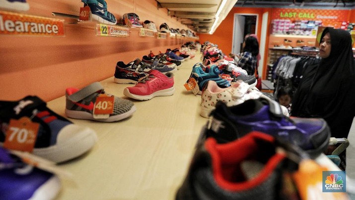 Jelang akhir tahun, berbagai merek sepatu telah tawarkan diskon besar-besaran 