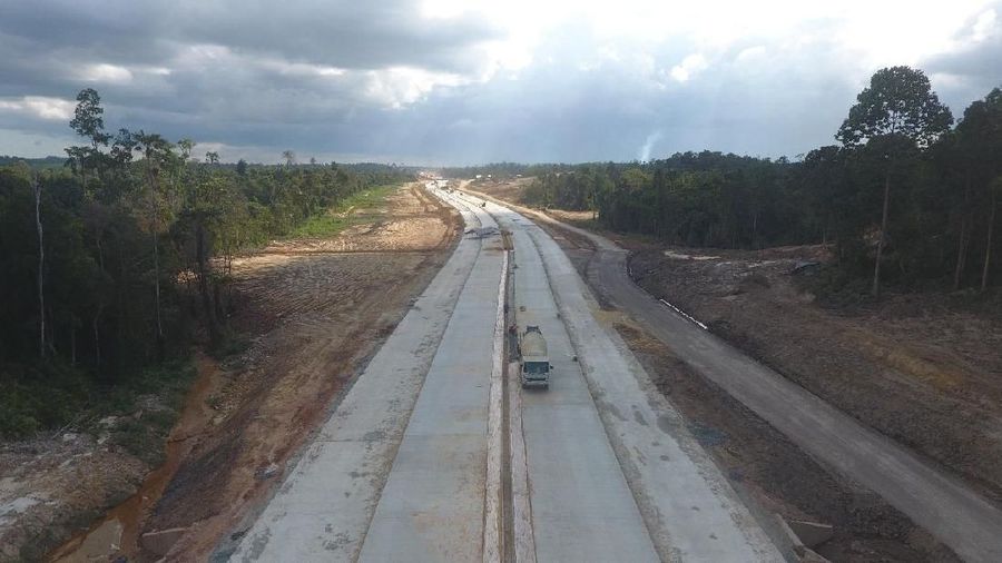 Di Kaltim, Jokowi berkunjung ke Bukit Soeharto, Kabupaten Kutai Kartanegara.