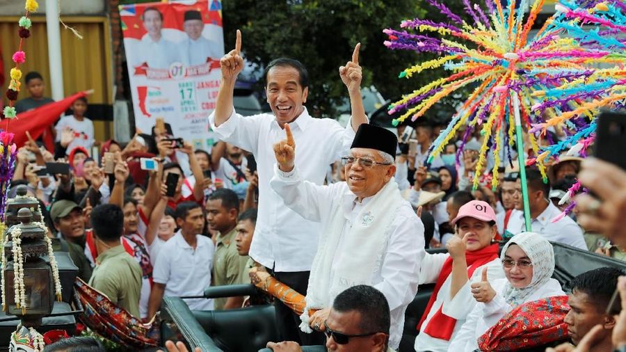 Indonesia's president and presidential candidate for the next election Joko Widodo and his running mate for the upcoming election Ma'ruf Amin gesture as they greet their supporters at a carnival during campaign rally in Tangerang, Banten province, Indonesia, April 7, 2019. REUTERS/Willy Kurniawan