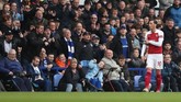 Arsenal kalah 0-1 dari Everton dan Mesut Oezil tertangkap kamera melempar jaket usai diganti. Bermaksud melempar ke arah manajer Everton Marco Silva, jaket yang dilempar Oezil justru mengenai manajer Arsenal Unai Emery. (Reuters/Lee Smith)
