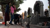 Selama lebih dari 5.000 tahun, anggota keluarga kekaisaran, bangsawan, pedagang dan petani China telah berkumpul untuk mengingat kehidupan mereka yang telah meninggal. (Photo by FRED DUFOUR / AFP)