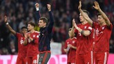 Bayern Munchen kudeta Borussia Dortmund di puncak klasemen Bundesliga Liga Jerman. Kemenangan 5-0 atas Dortmund membuat Munchen kini unggul satu poin di puncak klasemen. (REUTERS/Andreas Gebert)