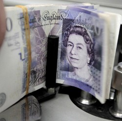 Di Benua Biru, Rupiah Tertekan Oleh Dua Mata Uang Ini