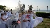 Di Diner en Blanc, makan malam yang terinspirasi dari piknik ala Prancis di Hotel Nacional, Havana, para tamu berbusana serba putih. (YAMIL LAGE / AFP)