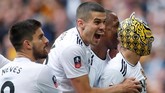 Penyerang Wolverhampton Wanderers Raul Jimenez merayakan gol dengan menggunakan topeng di semifinal Piala FA. Perayaan Jimenez terlalu dini setelah Wolverhampton dikalahkan Watford 3-2 setelah sempat unggul dua gol. (REUTERS/David Klein)