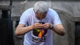 Untuk keluarga-keluarga keturunan China di benua lain, Ching Ming berkembang menjadi tradisi yang dirayakan bersama keluarga, sebuah acara yang wajib dihadiri. (Photo by Anthony WALLACE / AFP)