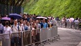 Untuk cara lebih tradisional, keluarga juga akan membakar uang buatan serta replika barang-barang yang dibentuk menyerupai mobil, rumah atau telepon yang dibuat dari kertas. (Photo by Anthony WALLACE / AFP)