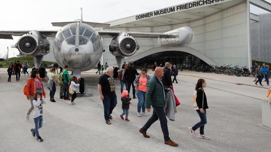 Museum Dornier Jerman ramai oleh wisatawan di mana pesawat boeing 737-200 terparkir di dalam museum tersebut.