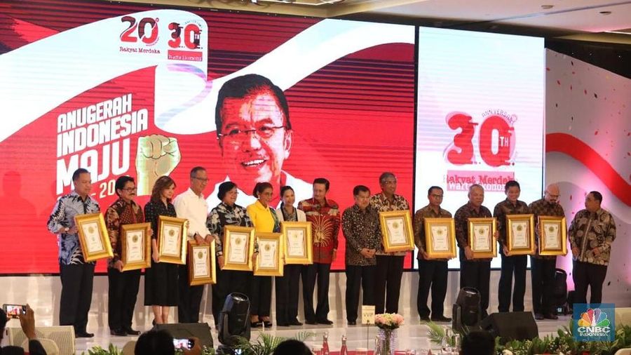 Chairman CT Corp Chairul Tanjung menerima penghargaan sebagai Tokoh Pers Visioner dalam acara 
