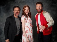 Lepas Topeng & Jubah, Ini Serunya Gaya Para Jagoan Avengers