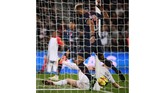 Penyerang Paris Saint-Germain asal Kamerun Eric Choupo-Moting melakukan blunder dengan gagal mencetak gol meski bola sudah ada di atas garis gawang Strasbourg. PSG ditahan imbang Strasbourg 2-2 dan gagal memastikan gelar Liga Prancis musim ini. (FRANCK FIFE / AFP)