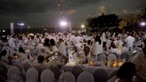 “Lihat sekitar Anda,” kata Barnes. “Ini sangat cantik, ini lautan warna, kebangsaan, dan semuanya bersatu di Kuba. Ini simbol menarik dari keberagaman dan diner en blanc.” (YAMIL LAGE / AFP)