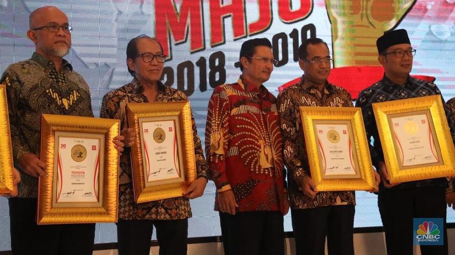 Chairman CT Corp Chairul Tanjung menerima penghargaan sebagai Tokoh Pers Visioner.