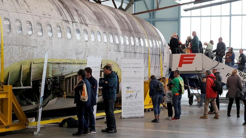 Museum Dornier Jerman ramai oleh wisatawan di mana pesawat boeing 737-200 terparkir di dalam museum tersebut.