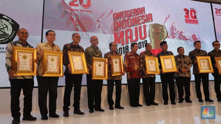 Chairman CT Corp Chairul Tanjung menerima penghargaan sebagai Tokoh Pers Visioner dalam acara 