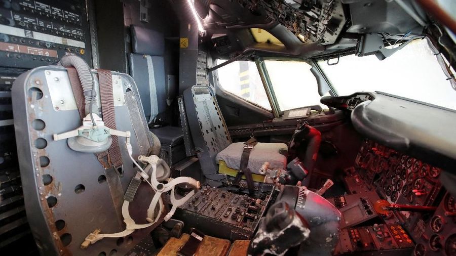 Museum Dornier Jerman ramai oleh wisatawan di mana pesawat boeing 737-200 terparkir di dalam museum tersebut.