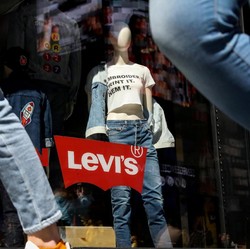 Emiten Hermanto Tanoko (ZONE) Nonaktifkan Distributor Levi's & Puma
