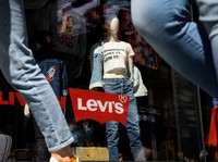 Emiten Hermanto Tanoko (ZONE) Nonaktifkan Distributor Levi's & Puma