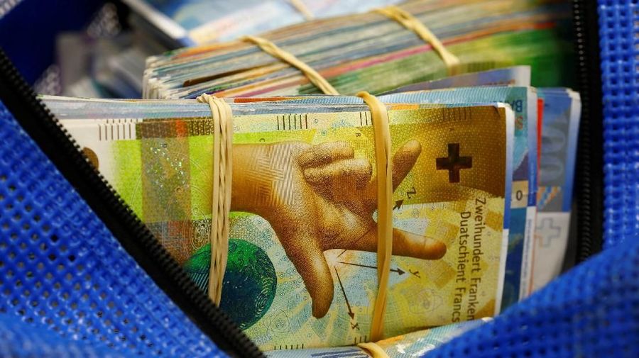 Uang kertas 50-Swiss-franc (C) terletak di antara yang lain di dalam sebuah kotak di sebuah bank Swiss di Zurich, Swiss 9 April 2019. (REUTERS / Arnd Wiegmann)