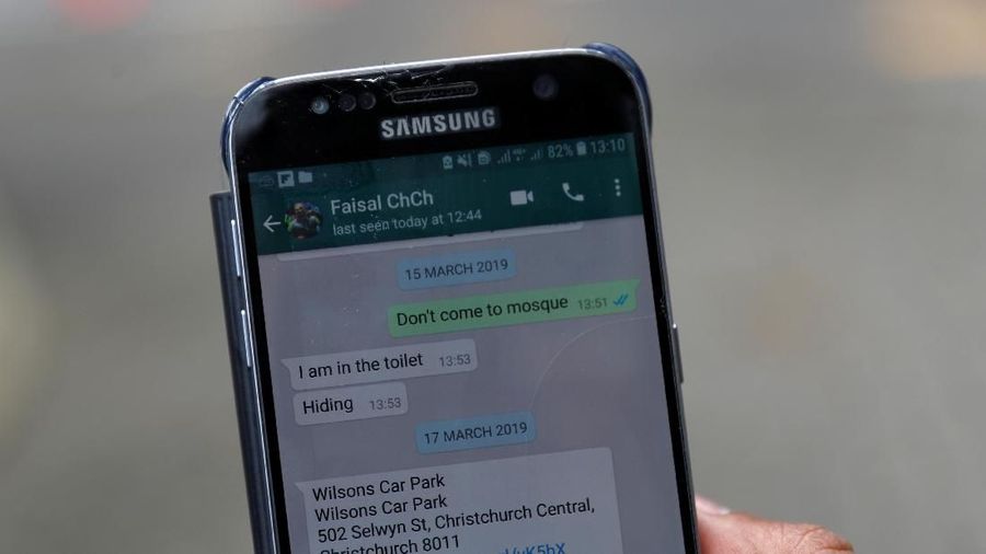 Amir Daud, dari Pakistan, yang selamat dari penembakan di Christchurch menunjukkan pertukaran di Whatsapp pada hari penembakan dengan rekan senegaranya Sardar Faisal, juga yang selamat, di Christchurch, Selandia Baru, 27 Maret 2019. Amir dan istrinya Hina seharusnya melakukannya. berada di masjid bersama Faisal hari itu. Mereka mengatakan, peluru menembus mobil mereka ketika pria bersenjata itu melepaskan tembakan, tetapi mereka berhasil melarikan diri tanpa terluka ketika Amir menggunakan tangannya untuk menekan pedal gas untuk pergi ke tempat berlindung. Faisal, yang terlambat beberapa menit untuk sholat Jumat, berhasil bersembunyi di toilet Masjid Al Noor dan menelepon untuk meminta bantuan. Meskipun ia selamat tanpa terluka, Faisal berbicara tentang mimpi yang berulang tentang serangan seperti video game, di mana sebagian besar skenario berakhir dengan dia mati. Faisal sekarang melakukan segala upaya dalam membantu keluarga korban dengan memasak dan memberikan makanan dan menjalankan tugas untuk mereka. (REUTERS / Edgar Su)