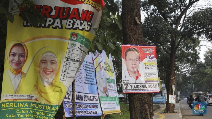 Suasana Pemandangan Alat Peraga Kampanye dipasang di pepohonan dan tembok. Suasana pemandangan Alat peraga Kampanye yang dipasang di pepohonan di sepanjang jalan dikawasan Rawa Buntu, Tangerang Selatan, Selasa 9/3. (CNBC Indonesia/Muhammad Sabki)