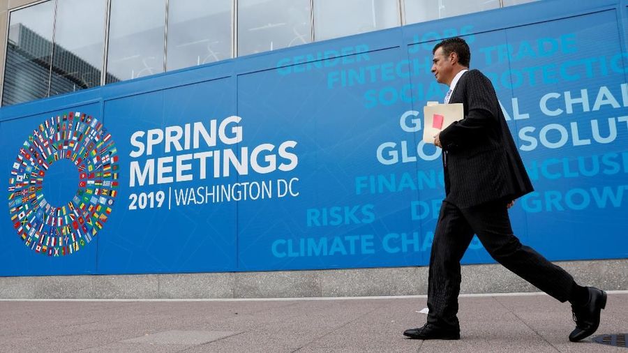 IMF memperkirakan produk domestik bruto (PDB) Indonesia akan tumbuh 5,2% di 2019 dan 2020.