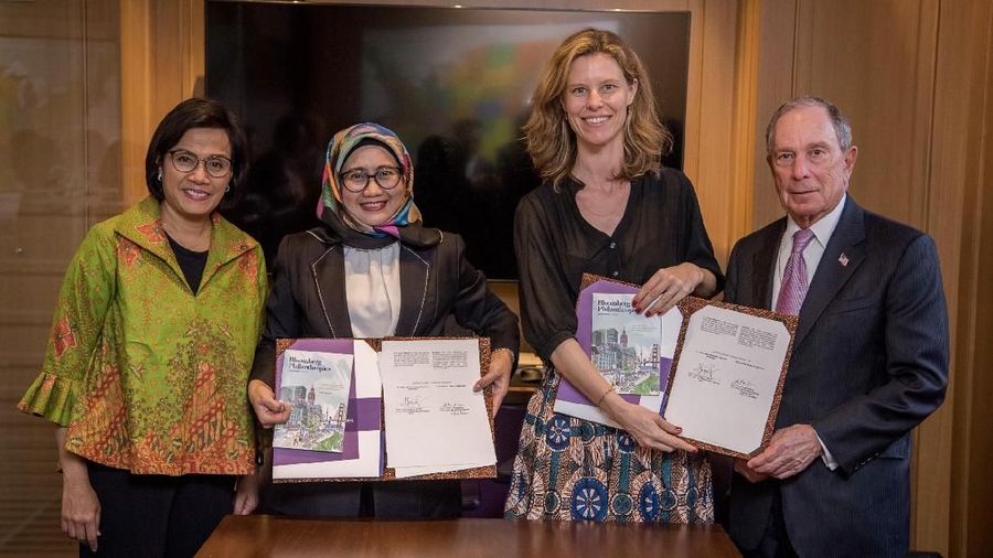 Menteri Keuangan Sri Mulyani Indrawati bertemu dengan Michael Bloomberg di New York.