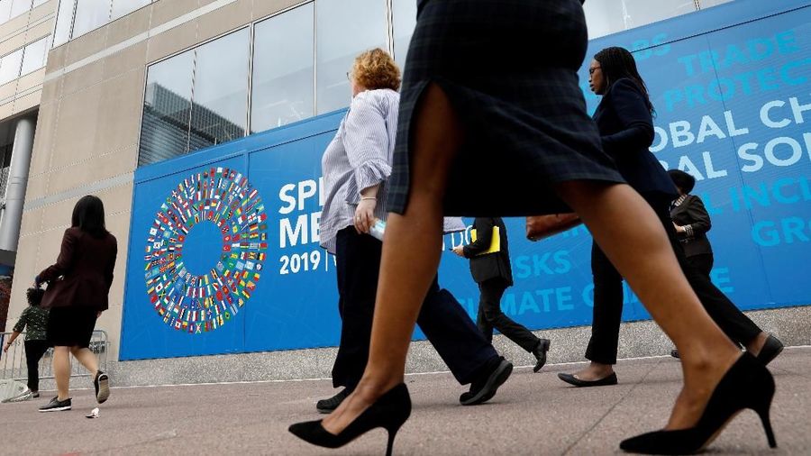 IMF memangkas perkiraan pertumbuhan ekonomi dunia menjadi hanya 3,3% di 2019.