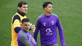 Kiper veteran FC Porto Iker Casillas berbicara dengan Oliver Torres dan Maxi Pereira. Porto juga punya rekor tandang cukup bagus musim ini setelah hanya kalah dua kali di semua kompetisi. (Reuters/Jason Cairnduff)