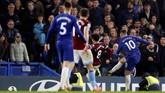 Eden Hazard mencetak gol kedua di menit ke-90 setelah menerima assist Ross Barkley. Gol itu jadi yang ke-16 bagi Hazard di Liga Inggris musim ini. (REUTERS/Eddie Keogh)