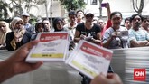 Warga hadir untuk menyaksikan proses dan alur pemungutan suara Pemilu 2019 saat simulasi. (CNNIndonesia/Safir Makki)
