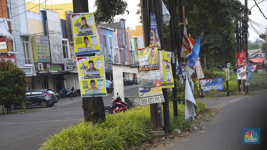 Suasana pemandangan Alat peraga Kampanye yang dipasang di pepohonan di sepanjang jalan dikawasan Rawa Buntu, Tangerang Selatan, Selasa 9/3. (CNBC Indonesia/Muhammad Sabki)