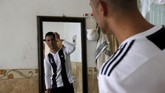 Biwar Abdullah merupakan pesepakbola amatir 25 tahun Kurdi Irak. Biwar menjadi sensasi di dunia maya karena mirip dengan Cristiano Ronaldo. (REUTERS/Azad Lashkari)