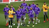 Para pemain FC Porto berlari kecil mengelilingi lapangan Stadion Anfield. Porto harus bekerja keras mengalahkan Liverpool yang tidak pernah kalah di kandang sejak September 2018 di semua kompetisi. (Reuters/Jason Cairnduff)