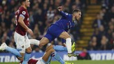 Gelandang Chelsea Eden Hazard (kanan) membuka keunggulan untuk Chelsea di menit ke-24 setelah menerima assist dari Ruben Loftus-Cheek. Gol itu jadi yang ke-15 bagi Hazard di Liga Primer Inggris musim ini. (REUTERS/Eddie Keogh)